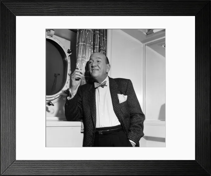 Framed Print : Noel Coward arrives at Southampton onboard the Queen Elizabeth. 4th June 1957
