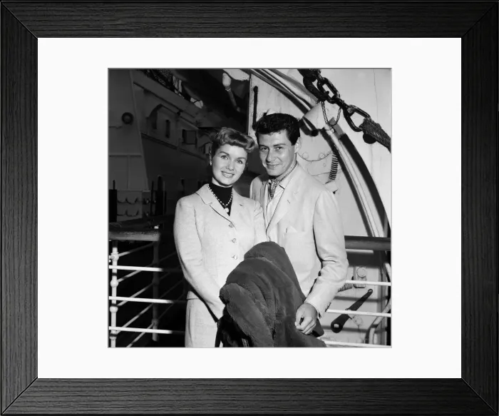 Framed Print : Debbie Reynolds and husband Eddie Fisher arrive at Southampton onboard the Queen Framed Print : Debbie Reynolds and husband Eddie Fisher arrive at Southampton onboard the Queen