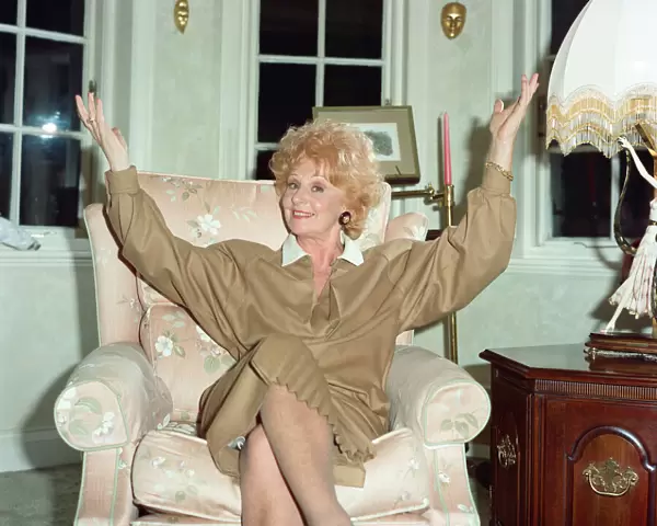 Coronation Street star Barbara Knox at home. 28th September 1988