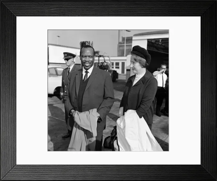 Framed Print : Prime Minister of Bechuanaland, Seretse Khama, and his wife Ruth Williams Khama arriving Framed Print : Prime Minister of Bechuanaland, Seretse Khama, and his wife Ruth Williams Khama arriving