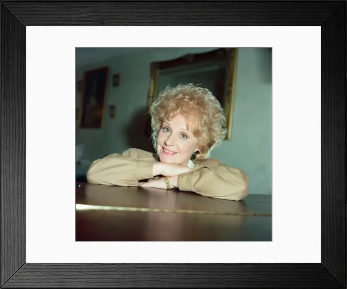 Framed Print : Coronation Street star Barbara Knox at home. 28th September 1988 Framed Print : Coronation Street star Barbara Knox at home. 28th September 1988
