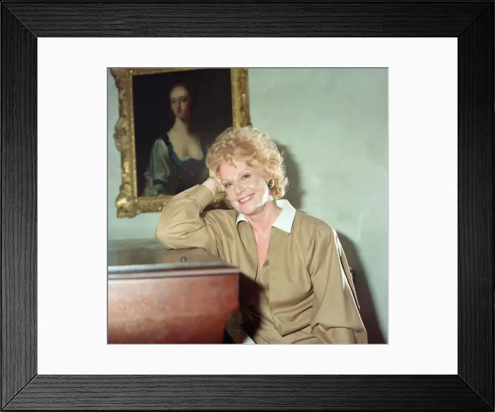 Framed Print : Coronation Street star Barbara Knox at home. 28th September 1988 Framed Print : Coronation Street star Barbara Knox at home. 28th September 1988