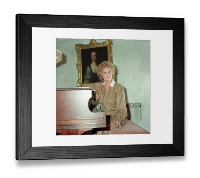 Framed Print : Coronation Street star Barbara Knox at home. 28th September 1988 Framed Print : Coronation Street star Barbara Knox at home. 28th September 1988