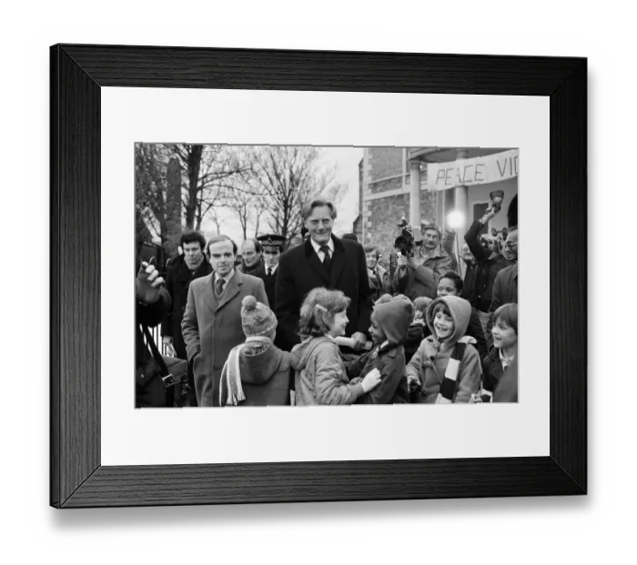Framed Print : Michael Heseltine, Secretary of State for Defence, during his walk about in Lewisham
