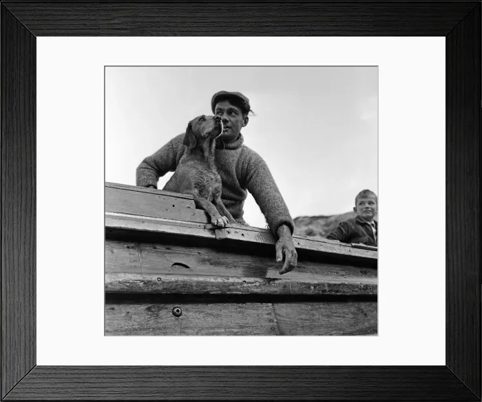 Framed Print : Fisherman George Emmerson with his devoted dog Sandy, pictured at work in Flamborough Framed Print : Fisherman George Emmerson with his devoted dog Sandy, pictured at work in Flamborough