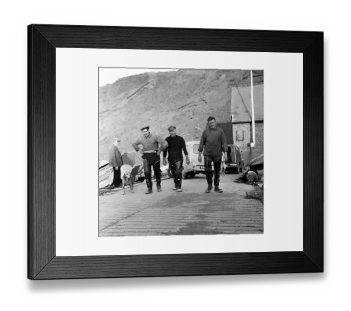 Framed Print : Fisherman George Emmerson with his devoted dog Sandy, pictured at work in Flamborough Framed Print : Fisherman George Emmerson with his devoted dog Sandy, pictured at work in Flamborough