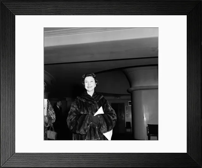 Framed Print : Vivien Leigh pictured at the Opera House, Manchester, where she was appearing in the play Framed Print : Vivien Leigh pictured at the Opera House, Manchester, where she was appearing in the play