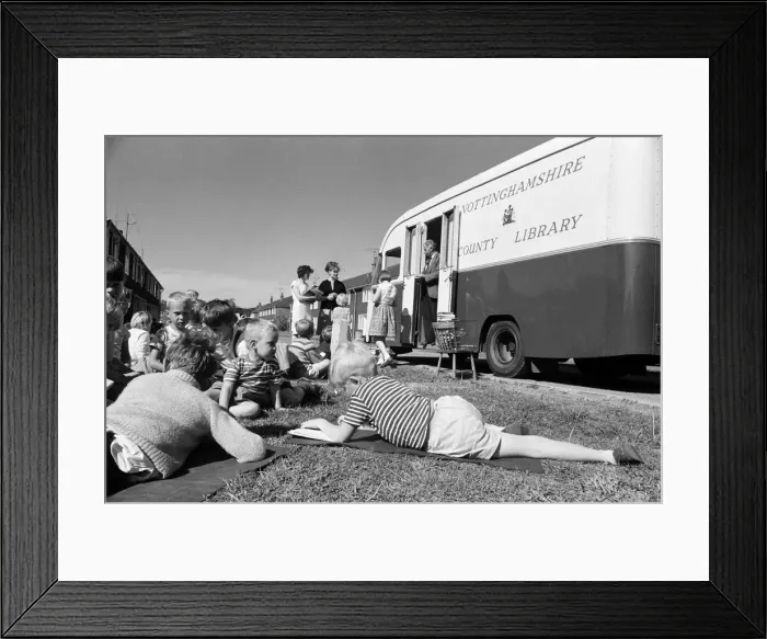 Framed Print : Mobile childrens library in Nottinghamshire, 26th August 1964