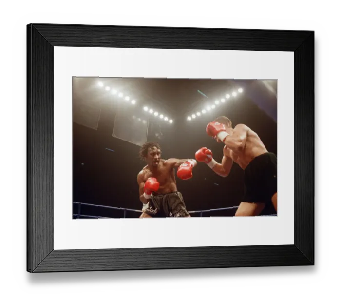 Framed Print : WBC super-middleweight title, Nigel Benn vs Vincenzo Nardiello. London Arena, England Framed Print : WBC super-middleweight title, Nigel Benn vs Vincenzo Nardiello. London Arena, England