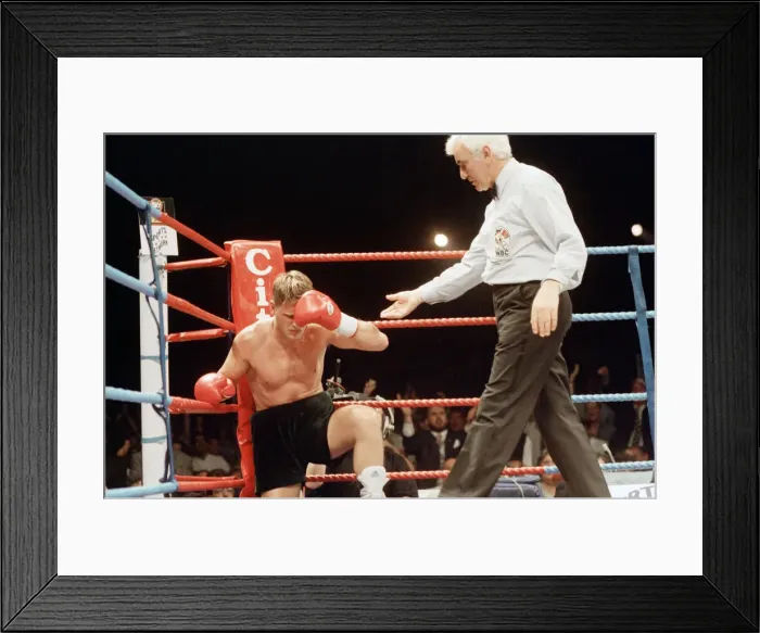Framed Print : WBC super-middleweight title, Nigel Benn vs Vincenzo Nardiello. London Arena, England