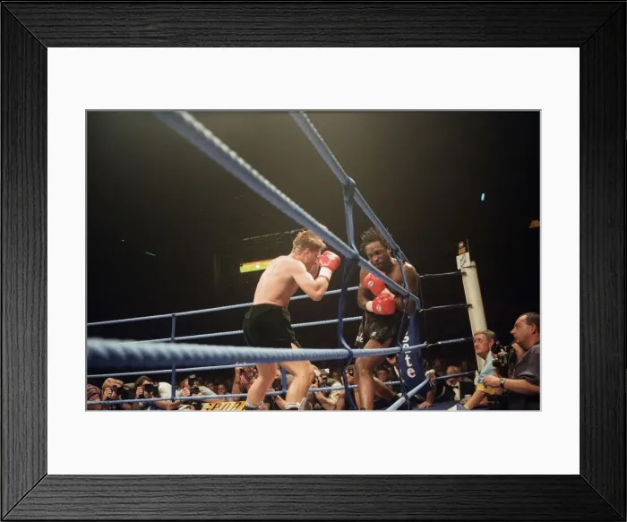 Framed Print : WBC super-middleweight title, Nigel Benn vs Vincenzo Nardiello. London Arena, England Framed Print : WBC super-middleweight title, Nigel Benn vs Vincenzo Nardiello. London Arena, England