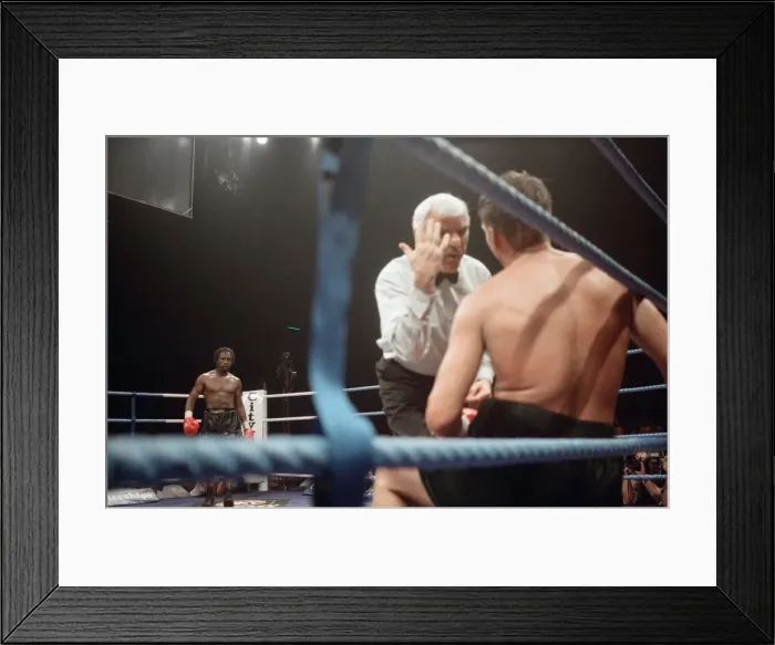 Framed Print : WBC super-middleweight title, Nigel Benn vs Vincenzo Nardiello. London Arena, England Framed Print : WBC super-middleweight title, Nigel Benn vs Vincenzo Nardiello. London Arena, England