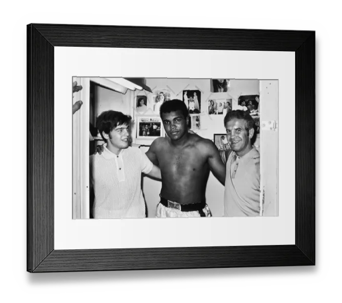 Framed Print : Muhammad Ali (centre) with boxing promoter Micky Duff (left) at a New York gymnasium