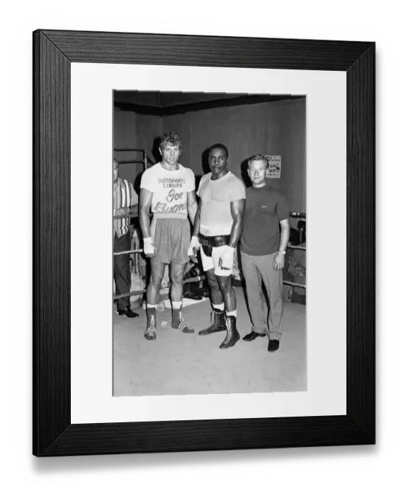 Framed Print : A young Joe Bugner (left) with former heavyweight champion Sonny Liston (centre