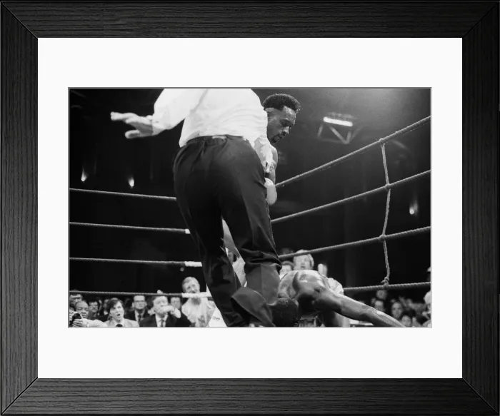 Framed Print : Nigel Benn vs Abdul Umaru Sanda at Alexandra Pavilion, London Framed Print : Nigel Benn vs Abdul Umaru Sanda at Alexandra Pavilion, London