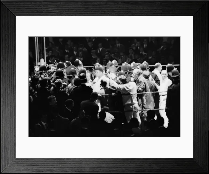 Framed Print : World heavyweight title fight between American champion Muhammad Ali