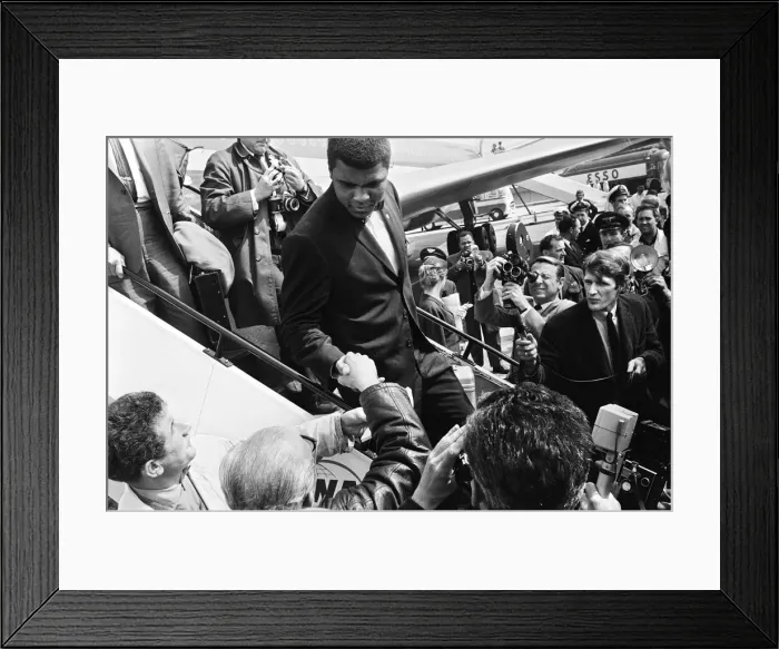 Framed Print : Muhammad Ali arrives in England ahead of his rematch with Henry Cooper on 21st May