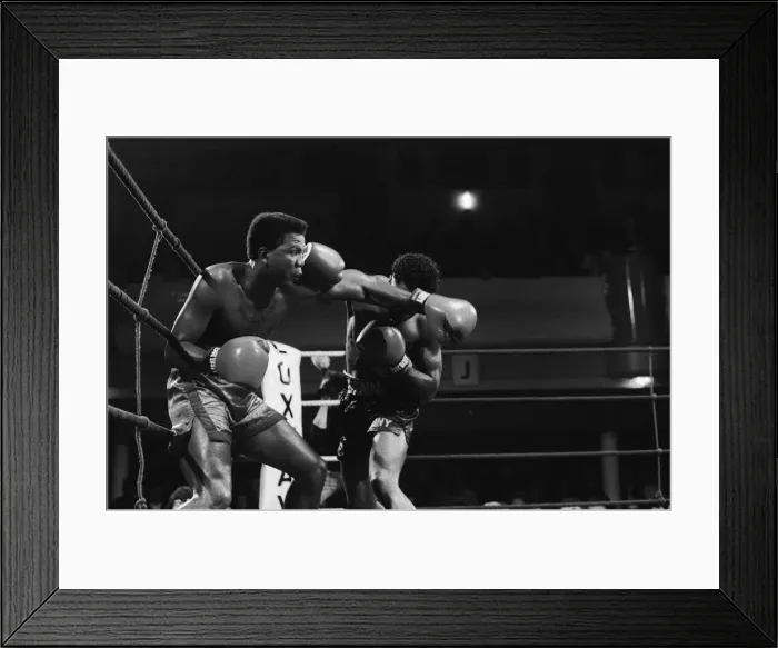 Framed Print : Nigel Benn vs Fermin Chirino at York Hall, Bethnal Green London Framed Print : Nigel Benn vs Fermin Chirino at York Hall, Bethnal Green London