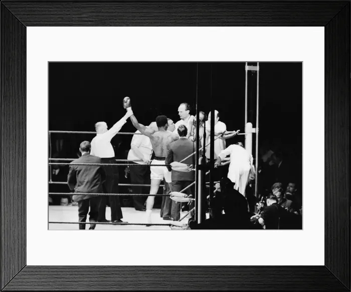 Framed Print : World heavyweight title fight between American champion Muhammad Ali