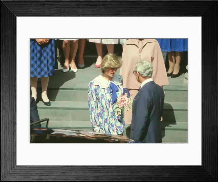 Framed Print : Princess Diana visits the Royal College of Physicians & Surgeons in Glasgow, Scotland Framed Print : Princess Diana visits the Royal College of Physicians & Surgeons in Glasgow, Scotland
