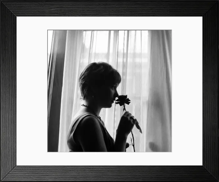 Framed Print : Actress Shirley MacLaine in London. 21st August 1960 Framed Print : Actress Shirley MacLaine in London. 21st August 1960