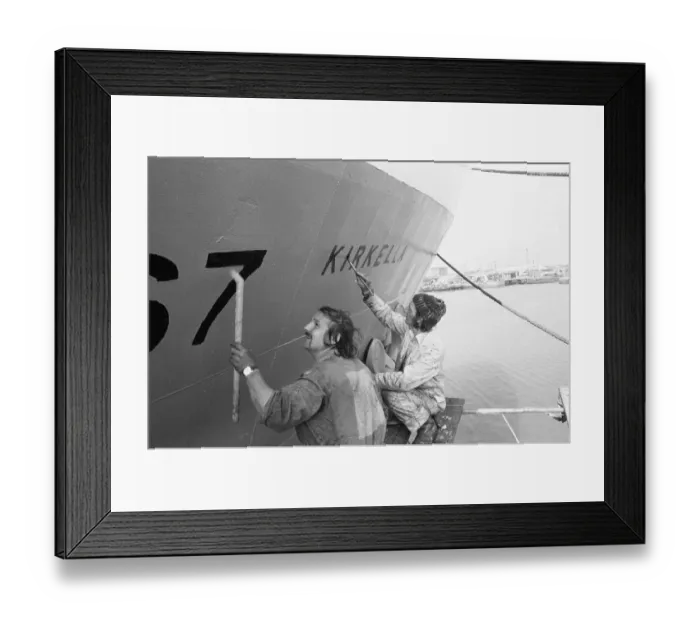 Framed Print : The crew of the Hull based stern trawler Kirkella seen here repainting the ships name