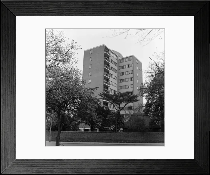 Framed Print : The Ackroydon Estate skyscraper village adjoining Wimbledon Common Framed Print : The Ackroydon Estate skyscraper village adjoining Wimbledon Common
