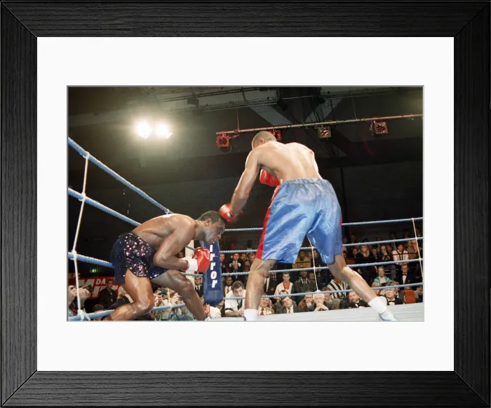 Framed Print : Middleweight clash, Nigel Benn vs Lenzie Morgan. Leisure Centre, Brentwood