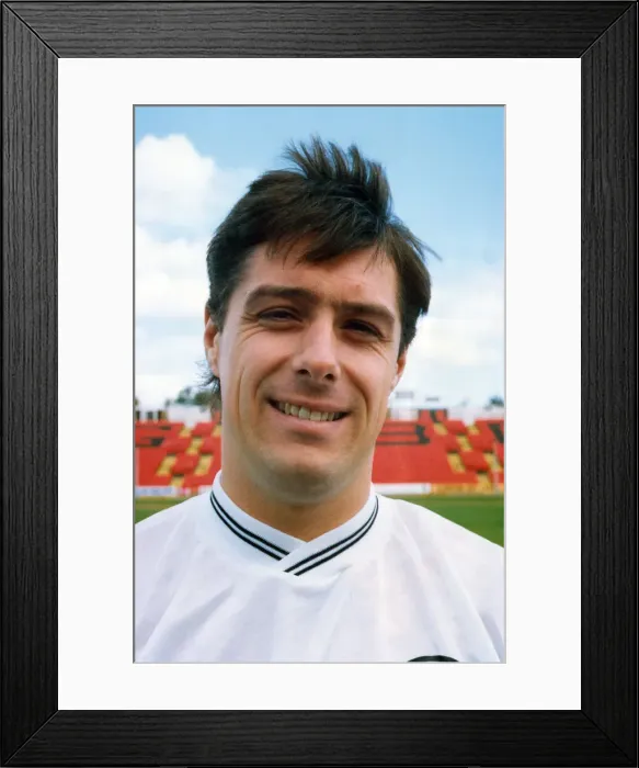 Framed Print : Footballer Derek Bell of Gateshead FC. Circa 1992 Framed Print : Footballer Derek Bell of Gateshead FC. Circa 1992