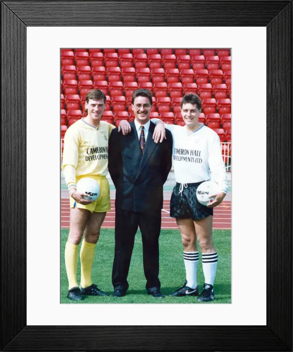 Framed Print : Footballer Derek Bell of Gateshead FC (right). 15th August 1991 Framed Print : Footballer Derek Bell of Gateshead FC (right). 15th August 1991