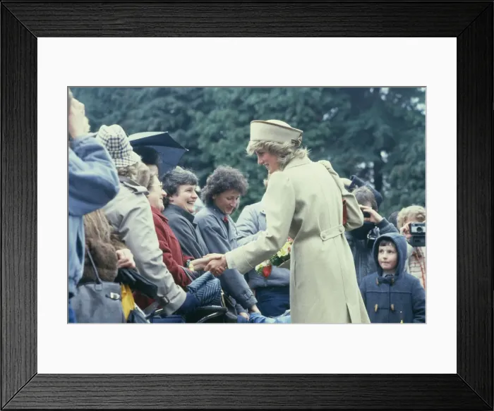 Framed Print : Princess Diana visits Roxburghe House Hospice in Aberdeen before returning to London Framed Print : Princess Diana visits Roxburghe House Hospice in Aberdeen before returning to London