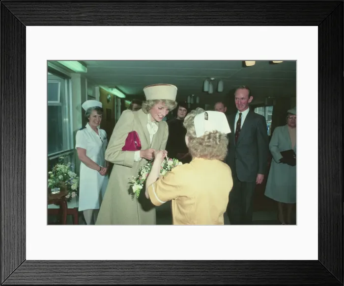 Framed Print : Princess Diana visits Roxburghe House Hospice in Aberdeen before returning to London Framed Print : Princess Diana visits Roxburghe House Hospice in Aberdeen before returning to London