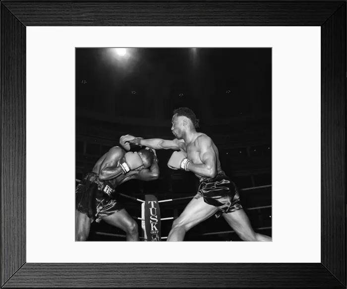 Framed Print : Nigel Benn vs Tim Williams at Royal Albert Hall London. Benn stopped his opponent