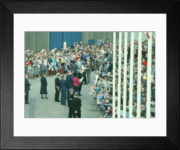 Framed Print : Princess Diana in Scotland visiting the area of Govan, on The Clyde Framed Print : Princess Diana in Scotland visiting the area of Govan, on The Clyde