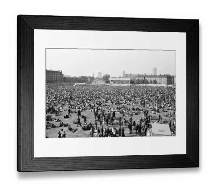 Framed Print : A huge crowd enjoys The Oval Pop Festival, Oval Cricket Ground, South London