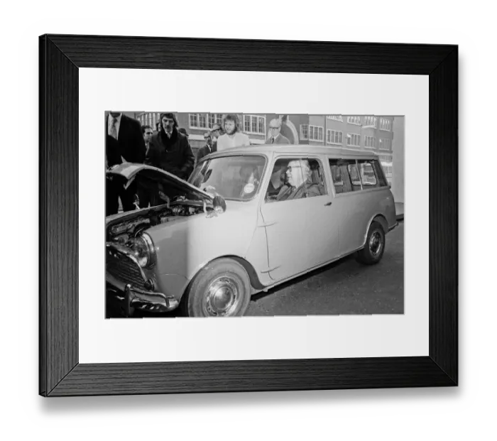 Framed Print : Interested press and spectators inspect Mr Geoffrey Rippon