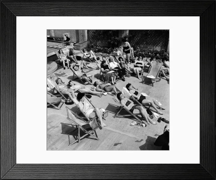 Framed Print : People enjoying the warm weather at Endell Street open air baths, London. 5th August 1954 Framed Print : People enjoying the warm weather at Endell Street open air baths, London. 5th August 1954