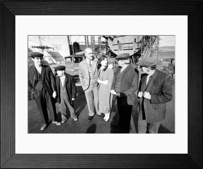Framed Print : 1981 FILE PIX Sean Connery WITH ACTRESS BETSY BRANTLEY FILM FIVE DAYS ONE