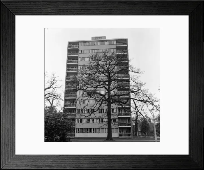 Framed Print : The Ackroydon Estate skyscraper village adjoining Wimbledon Common