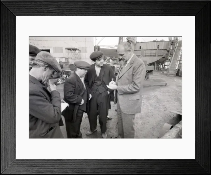 Framed Print : 1981 FILE PIX Sean Connery WITH ACTRESS BETSY BRANTLEY FILM FIVE DAYS ONE Framed Print : 1981 FILE PIX Sean Connery WITH ACTRESS BETSY BRANTLEY FILM FIVE DAYS ONE