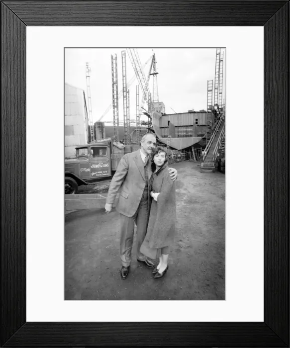 Framed Print : 1981 FILE PIX Sean Connery WITH ACTRESS BETSY BRANTLEY FILM FIVE DAYS ONE