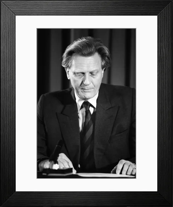Framed Print : Michael Heseltine, giving a press conference following his resignation as Minister for
