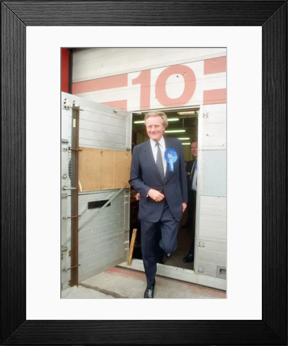Framed Print : MP Michael Heseltine visiting Bootle, Merseyside. 13th May 1990 Framed Print : MP Michael Heseltine visiting Bootle, Merseyside. 13th May 1990