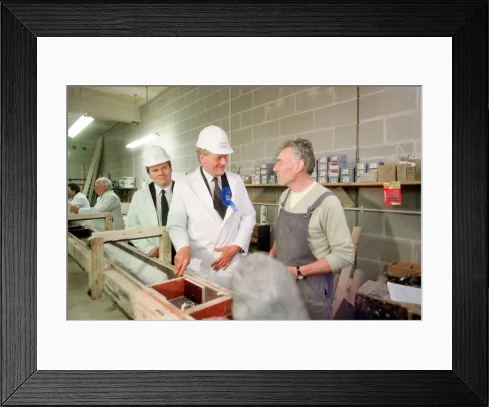 Framed Print : MP Michael Heseltine visiting Bootle, Merseyside. 13th May 1990 Framed Print : MP Michael Heseltine visiting Bootle, Merseyside. 13th May 1990