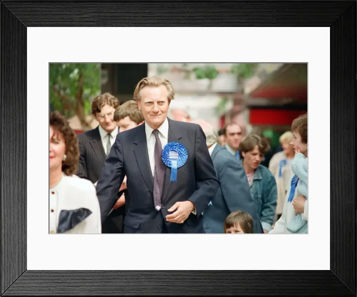 Framed Print : MP Michael Heseltine visiting Bootle, Merseyside. 13th May 1990 Framed Print : MP Michael Heseltine visiting Bootle, Merseyside. 13th May 1990