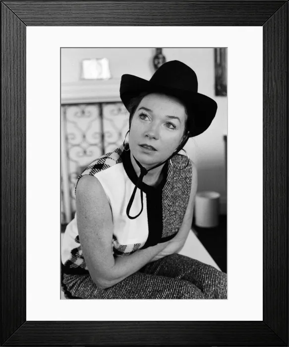 Framed Print : Actress Shirley MacLaine. 24th September 1970 Framed Print : Actress Shirley MacLaine. 24th September 1970