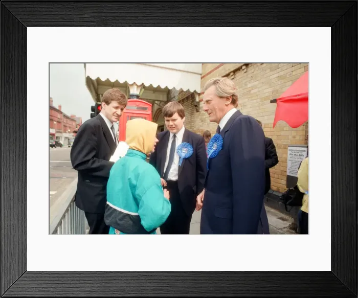 Framed Print : MP Michael Heseltine visiting Bootle, Merseyside. 13th May 1990 Framed Print : MP Michael Heseltine visiting Bootle, Merseyside. 13th May 1990