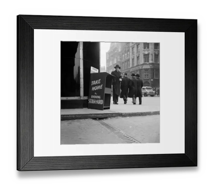 Framed Print : Newspaper Sellers in London. Circa April 1955 Framed Print : Newspaper Sellers in London. Circa April 1955