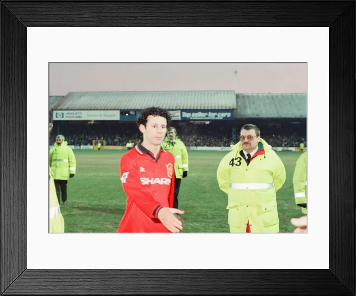 Framed Print : Reading 0-3 Manchester United, FA Cup 4th Round match at Elm Park Framed Print : Reading 0-3 Manchester United, FA Cup 4th Round match at Elm Park