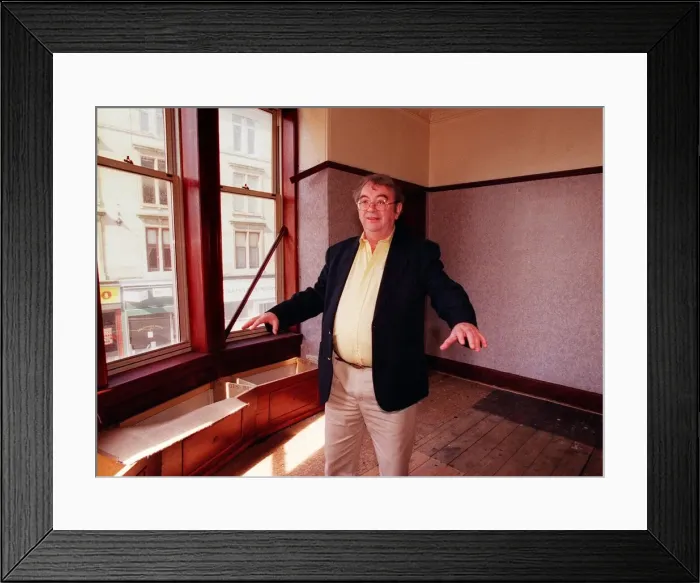 Framed Print : Ian McCaskill visits his old Glasgow flat May 1999 at 3 Cumming Drive off Cathcart Road